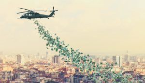 Ein Helikopter verstreut Geld über einer Stadt.