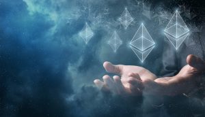 Ethereum-Logos, die über zwei aufgehaltenen Händen schweben
