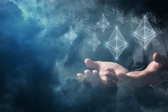 Ethereum-Logos, die über zwei aufgehaltenen Händen schweben