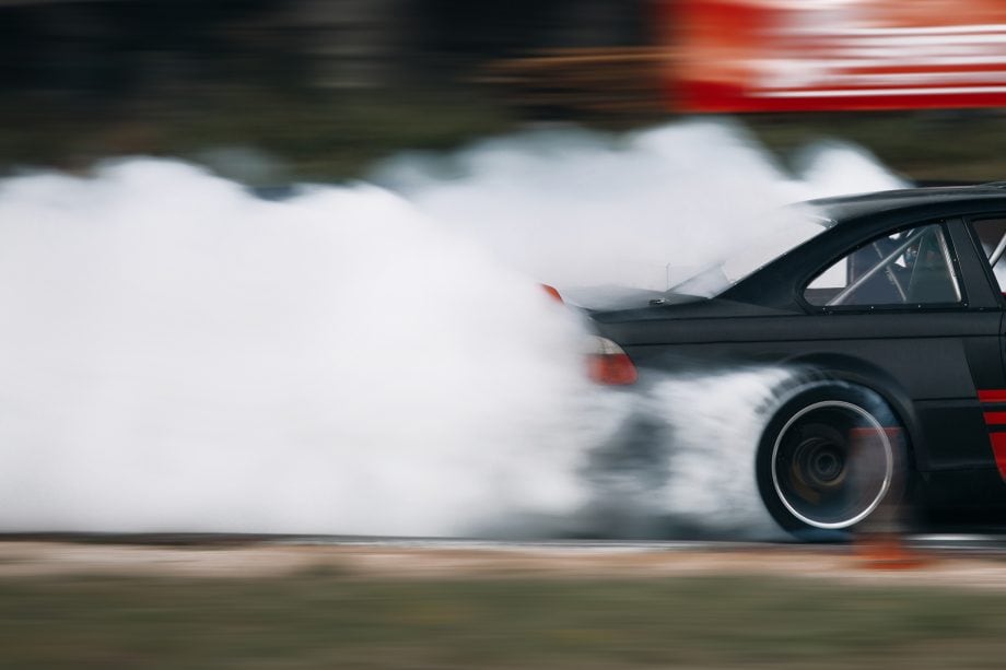 THETA-Kurs nach Hard Fork im Vorwärtsgang Auto fährt mit quietschenden Reifen