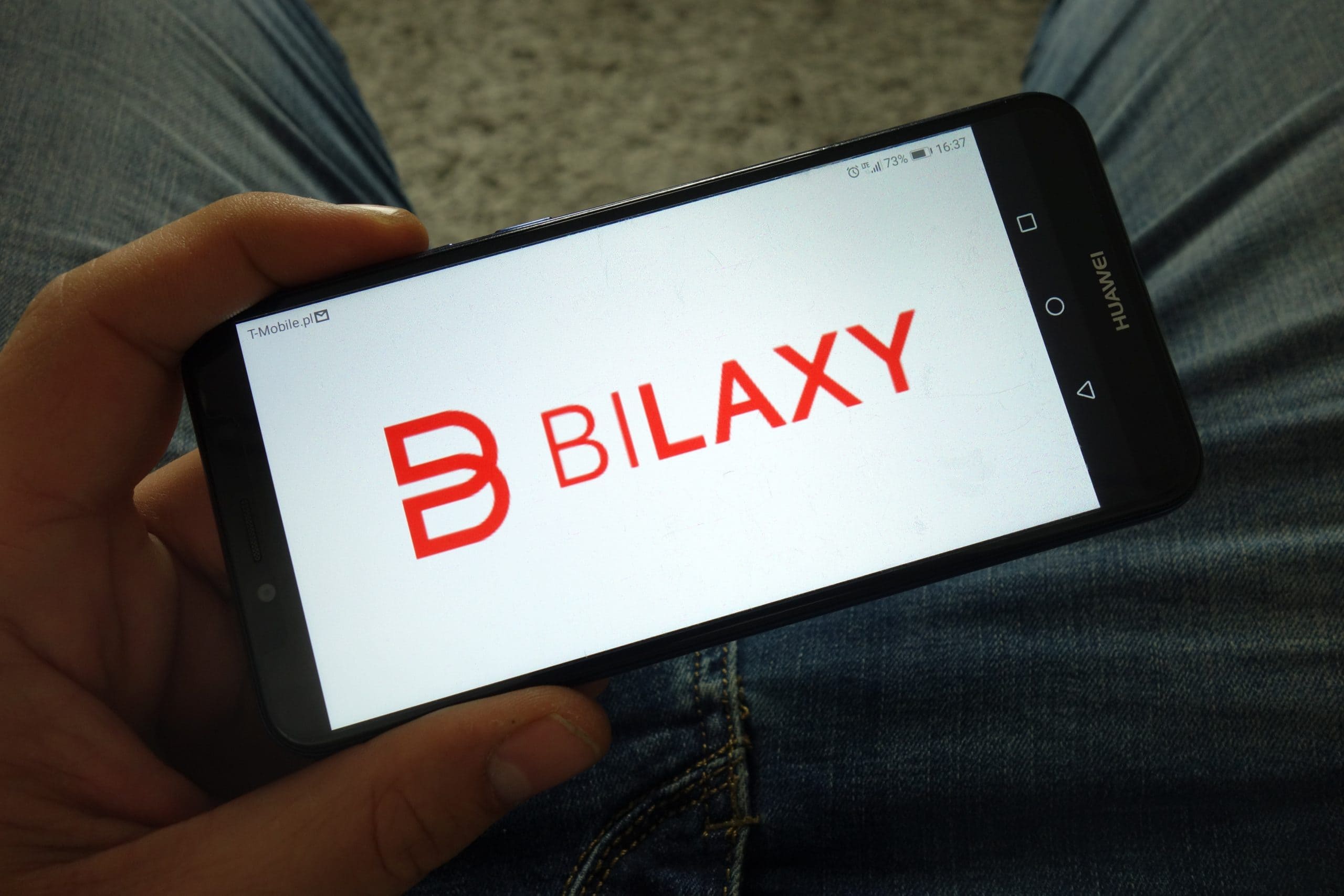 Bilaxy-Logo auf Smartphone