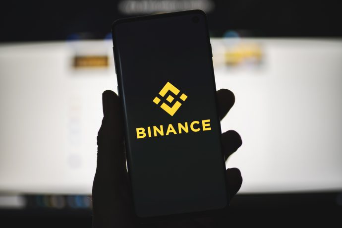 Smartphone mit Binance-Logo