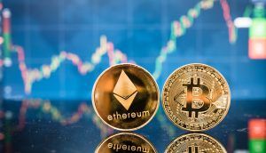 Bitcoin- und Ethereum-Münze vor einem Chart