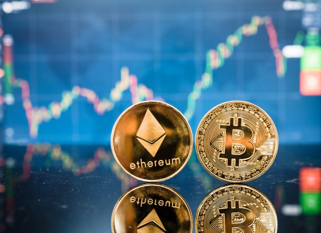 Bitcoin- und Ethereum-Münze vor einem Chart