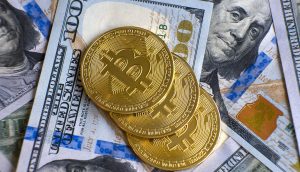 Bitcoin-Münzen liegen auf Dollarscheinen