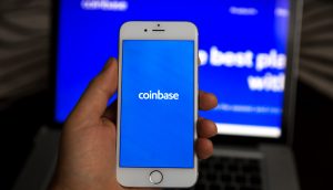 Smartphone mit Coinbase-Logo
