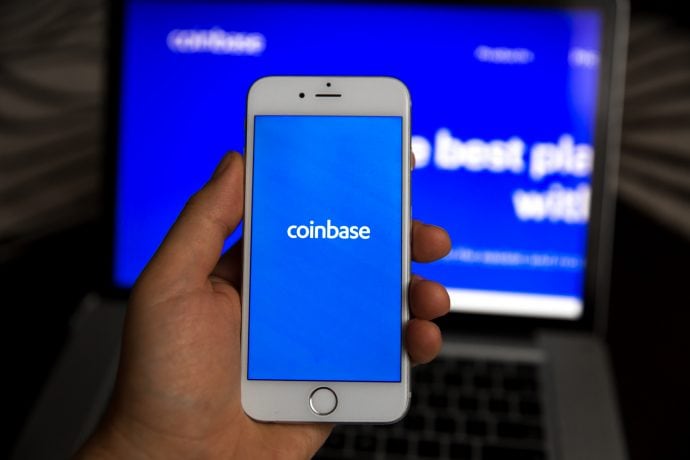 Smartphone mit Coinbase-Logo