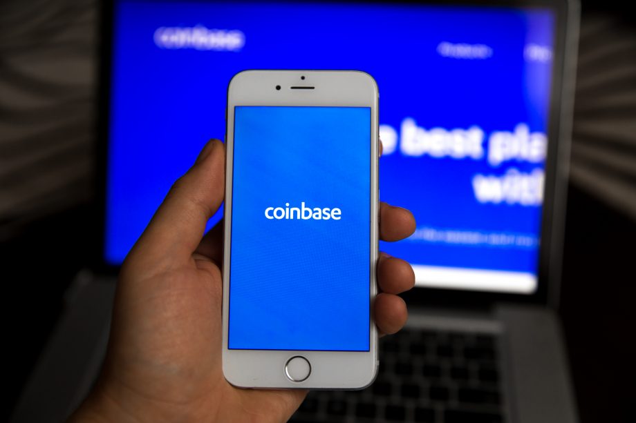 Coinbase überholt TikTok in App Store Charts | BTC-ECHO Smartphone mit Coinbase-Logo