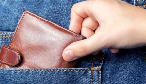 Hand stiehlt Geldbörse aus Hosentasche