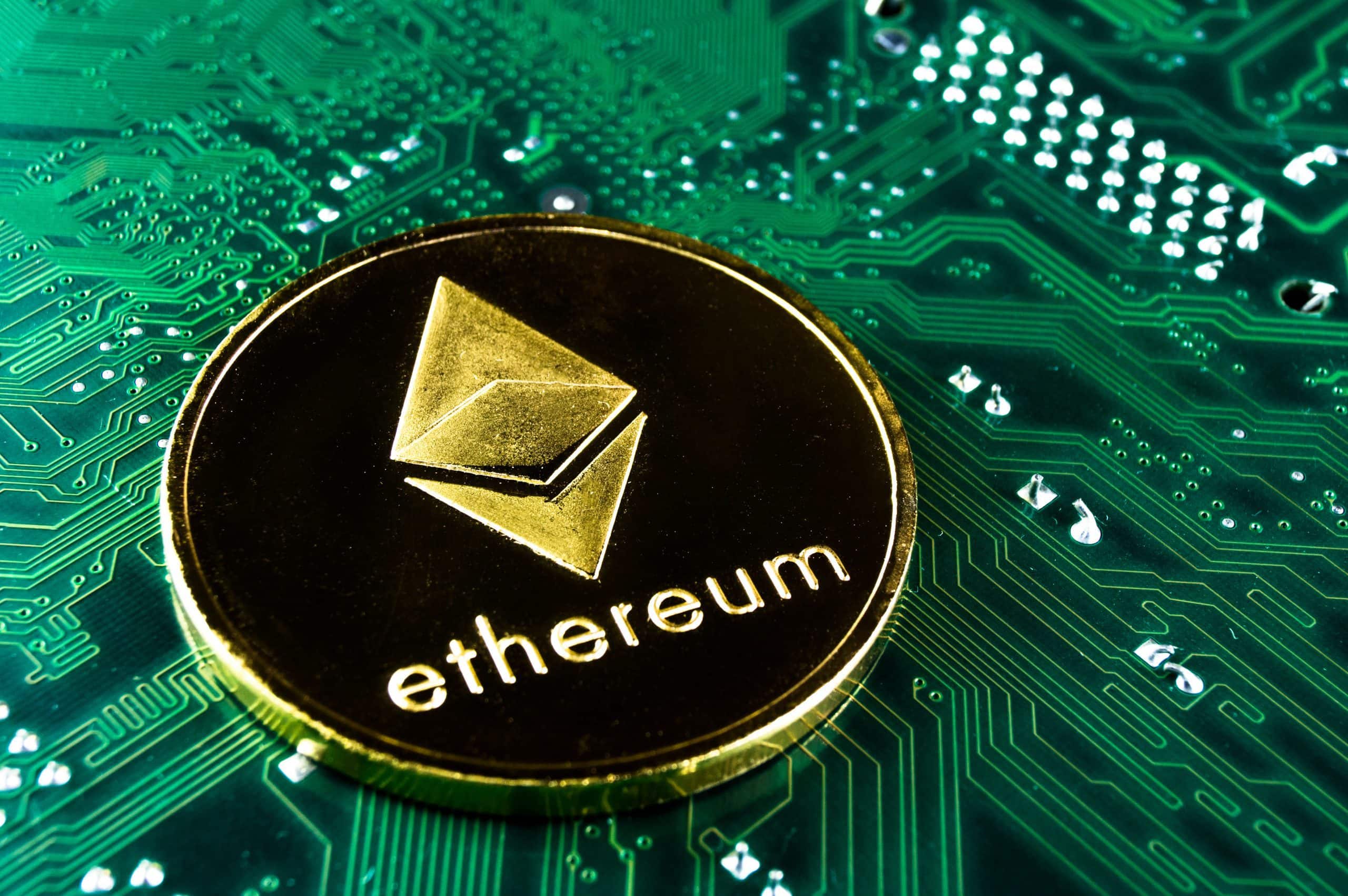 Ethereum-Münze liegt auf Computerchip