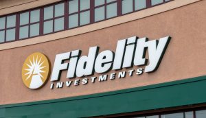 Fidelity-Logo an einem Gebäude