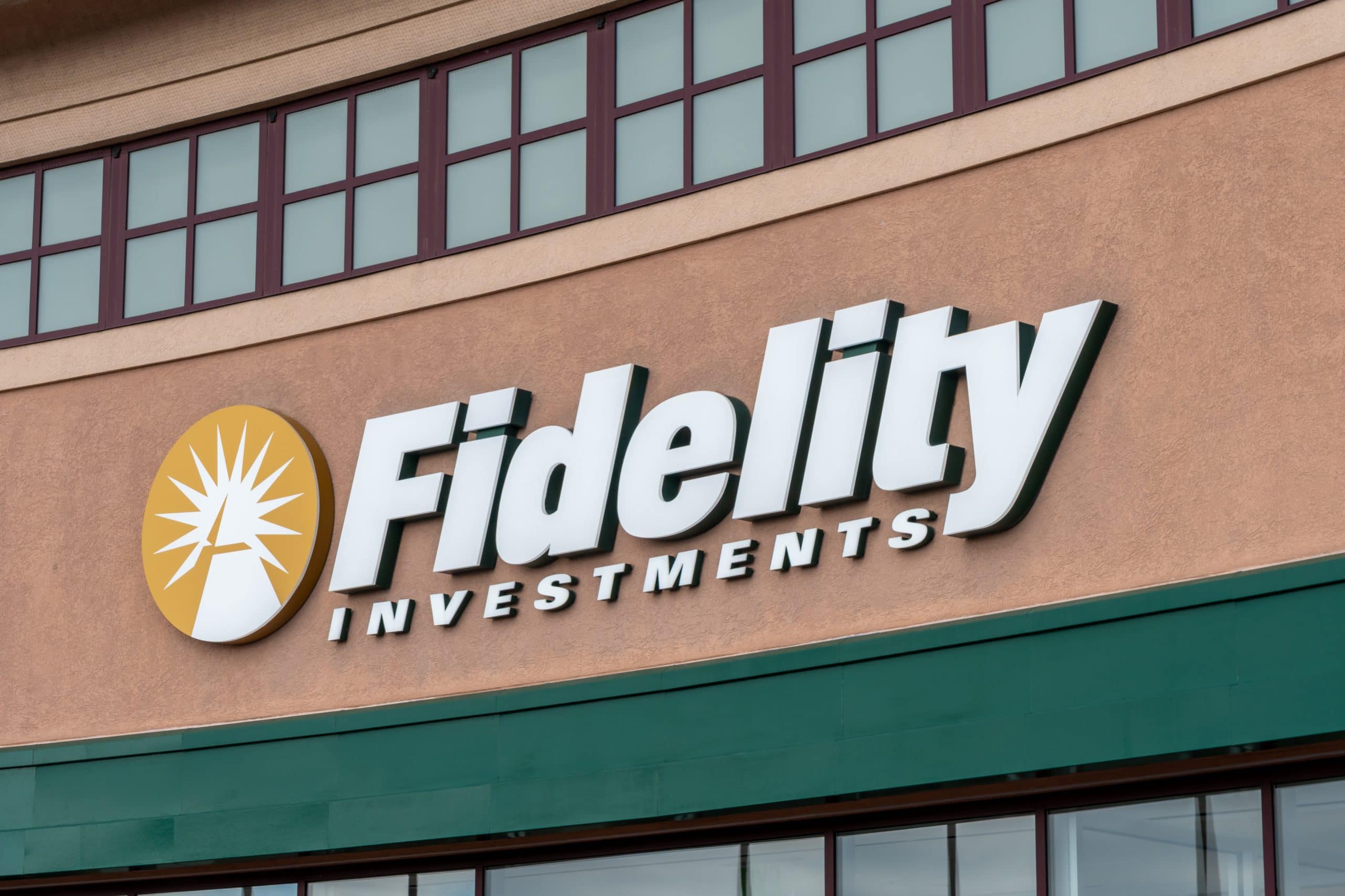 Fidelity-Logo an einem Gebäude