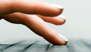 Finger auf einer Tastatur