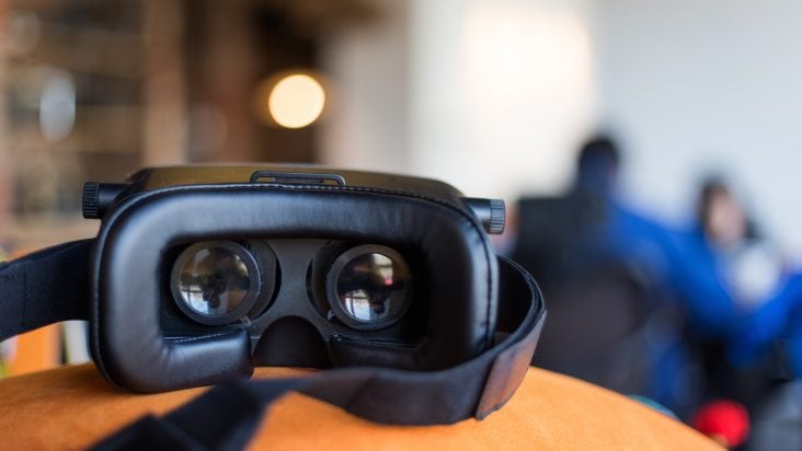 Eine virtual Reality Brille liegt auf einem Tisch ab und symbolisiert das Metaverse