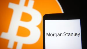 Smartphone mit Morgan Stanley Logo vor Bitcoin-Logo