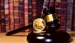 Ripple-Münze XRP unter einem Hammer