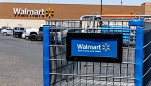 Walmart Filiale mit Einkaufswagen im Vordergrund