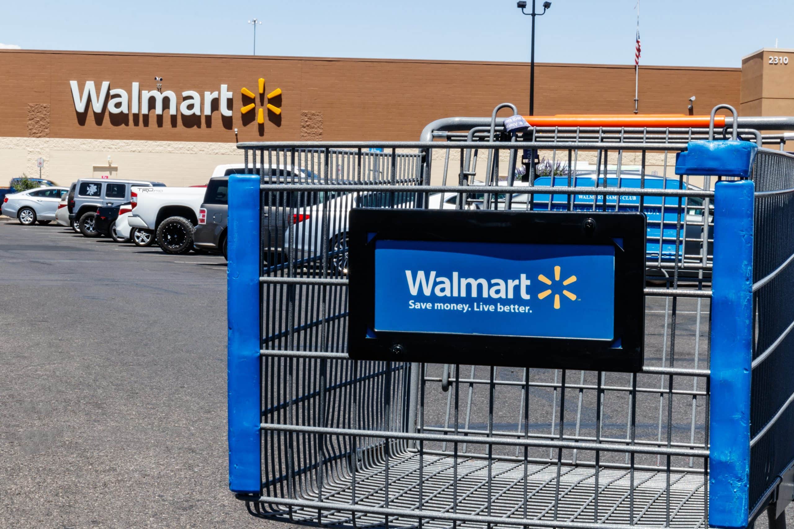 Walmart Filiale mit Einkaufswagen im Vordergrund