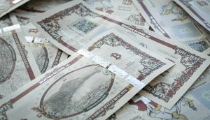 Geldscheine mit aufgedrucktem Bitcoin-Motiv