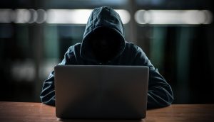 Hacker sitzt vor Laptop