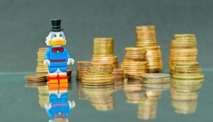 Dagobert Duck legofigur vor Münzstapeln