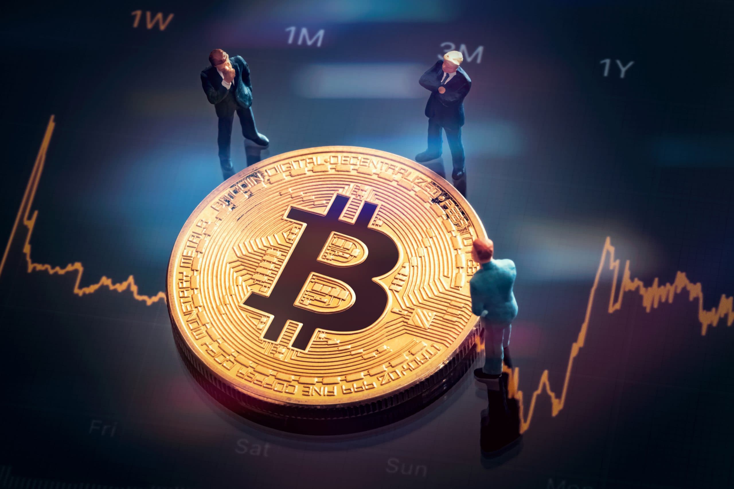 Bitcoin-Münze auf Chart-Hintergrund, umgeben von Modellfiguren