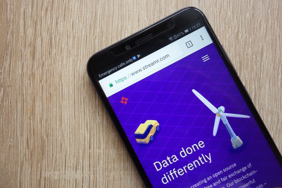 Schweizer Echtzeitdatennetzwerk Streamr will Testnet für Mining launchen Homepage von Streamr auf einem Smartphone-Bildschirm.