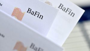 Das Logo der BaFin auf mehreren Papierseiten.