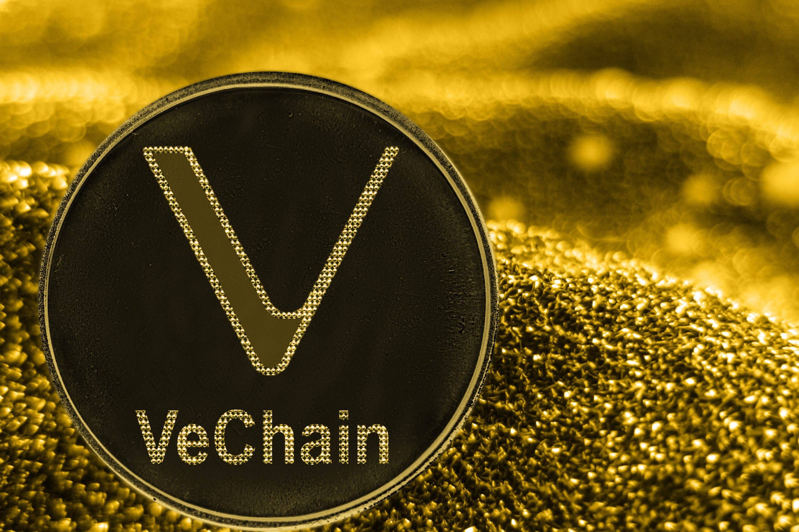 Vechain Münze liegt auf Goldhaufen