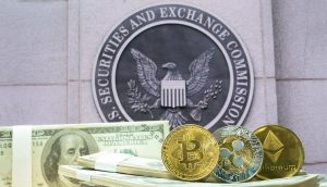US-Dollar sowie eine Bitcoin-, Ethereum- und XRP-Münze liegen vor dem Wappen der SEC.