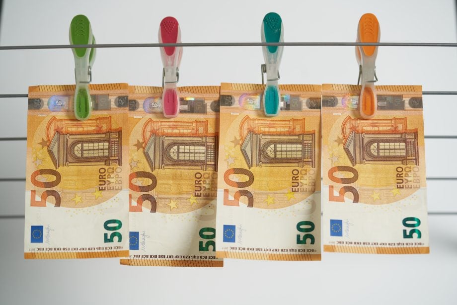 Abkehr von Virtuellen Währungen – Neue EU-Geldwäscheverordnung reguliert Kryptowerte Geldscheine hängen an Leine