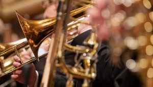 Trompeter spielen im Orchester