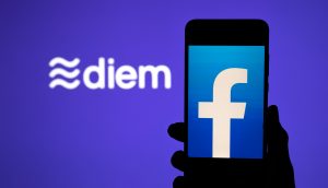 Facebook Logo auf Handy, im Hintergrund das Logo der Digitalwährung Diem