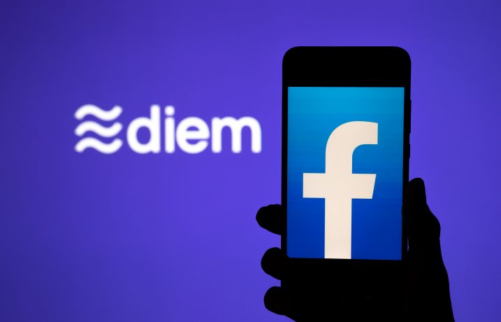 Facebook Logo auf Handy, im Hintergrund das Logo der Digitalwährung Diem