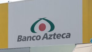 Werbetafel mit der Aufschrift Banco Azteca
