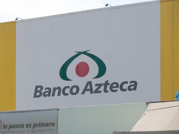 Werbetafel mit der Aufschrift Banco Azteca