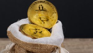 Ein Sack mit Bitcoin-Münzen