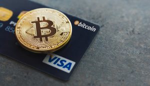 Bitcoin Münze auf Visa Card