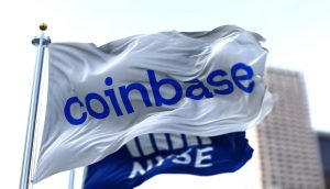 Coinbase Flaggen wehen im Wind.
