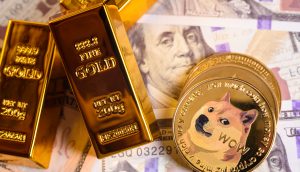 Goldbarren liegen neben DOGE-Münzen auf US-Dollar-Noten.