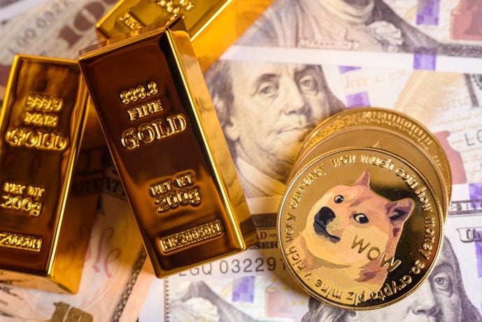 Goldbarren liegen neben DOGE-Münzen auf US-Dollar-Noten.