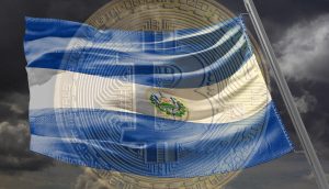 Landesflagge von El Salvador vor einer Bitcoin-Münze.