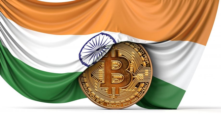Bitcoin: Neue BTC-Cashback-Karte und Indien als Krypto-Platz im Aufwind Bitcoin Münze wird von indischer Flagge umhüllt