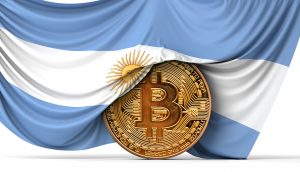 Bitcoin-Münze wird von argentinischer Flagge umhüllt