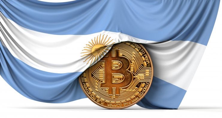 Bitcoin-Münze wird von argentinischer Flagge umhüllt