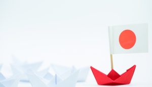 Origami Schiff mit japanischer Flagge