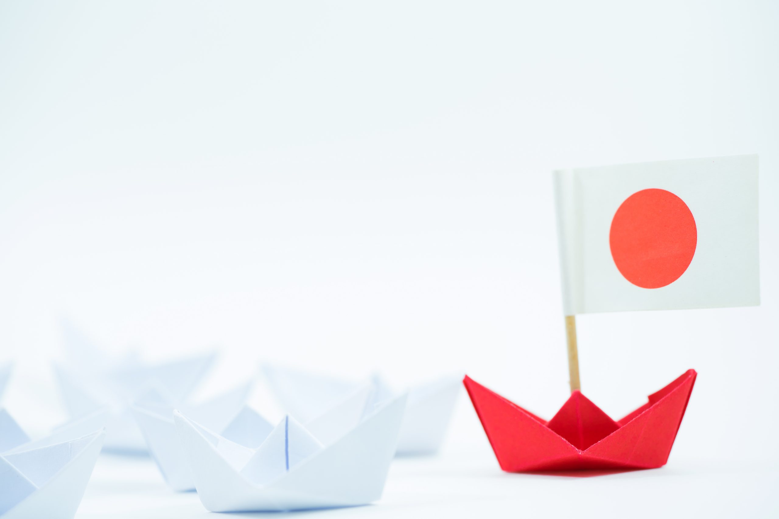 Origami Schiff mit japanischer Flagge