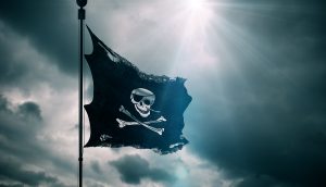 Piratenflagge vor dunklem Himmel
