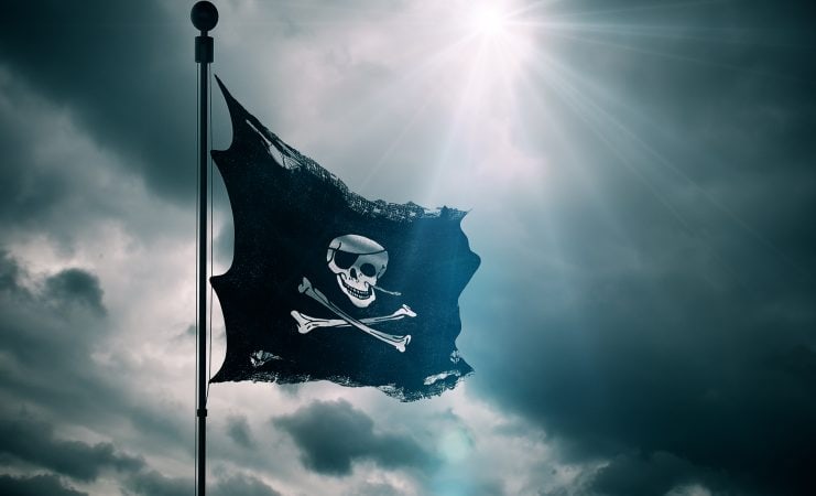 Piratenflagge vor dunklem Himmel