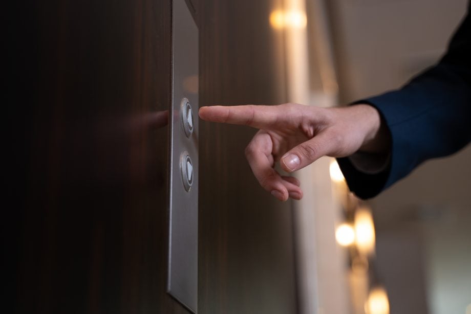Bitcoin zieht Altcoins nach oben – Solana pumpt, Cardano schwächelt Finger am Aufzug